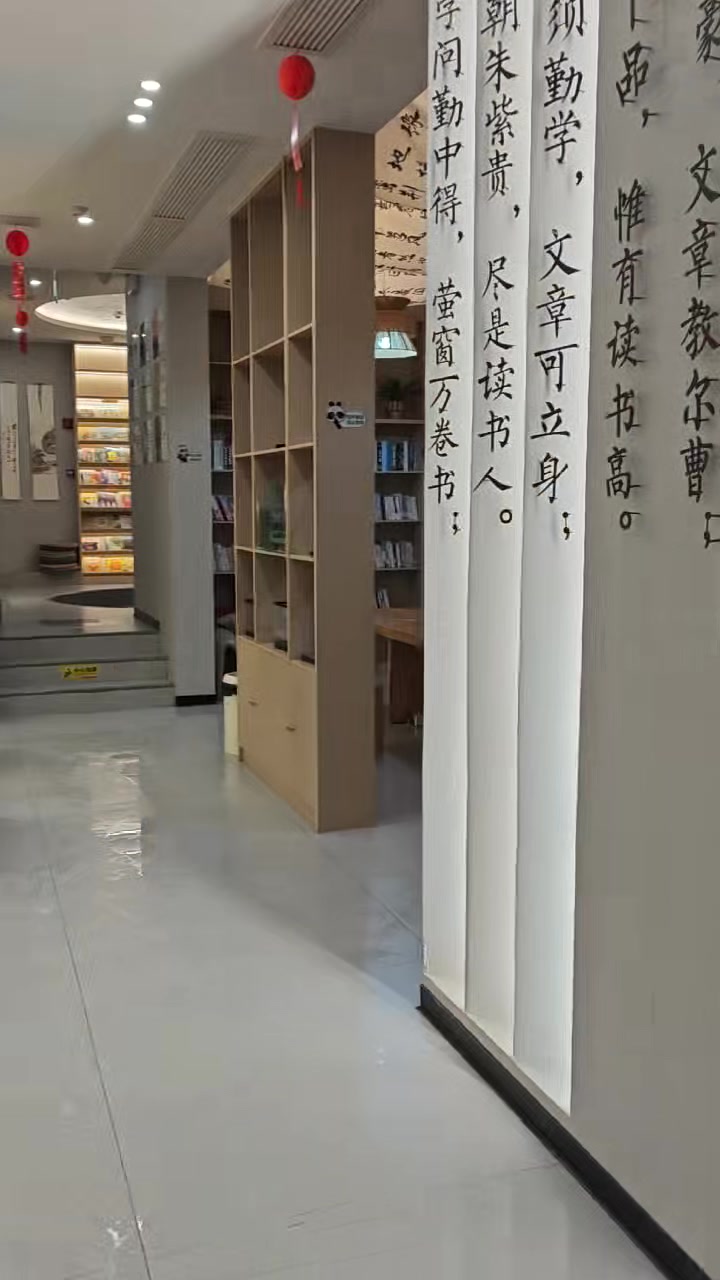 门店入口与品牌墙
